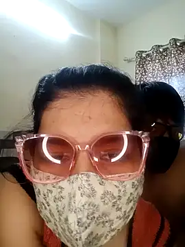 Snapshot of Desii_Couple69 chatting on 29, 5, 2026 Desii Couple69 online show from 29, 5, 2026