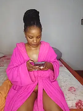 Snapshot of creamiequeen chatting on 28, 6, 2026 creamiequeen online show from 28, 6, 2026