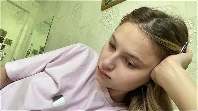 Snapshot of HeIen_cute chatting on 9, 7, 2026 HeIen cute online show from 9, 7, 2026