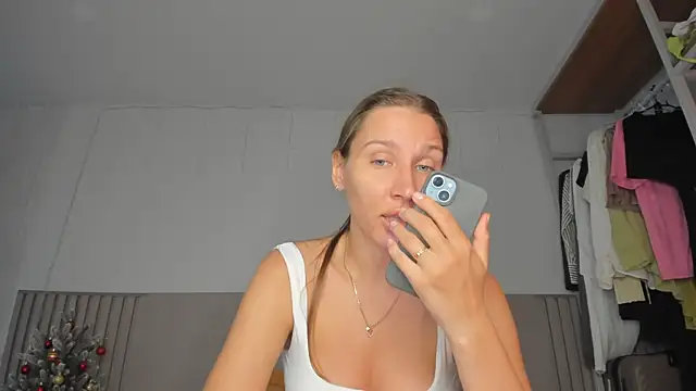 Snapshot of SofiClimbing chatting on 12, 1, 2026 SofiClimbing online show from 12, 1, 2026