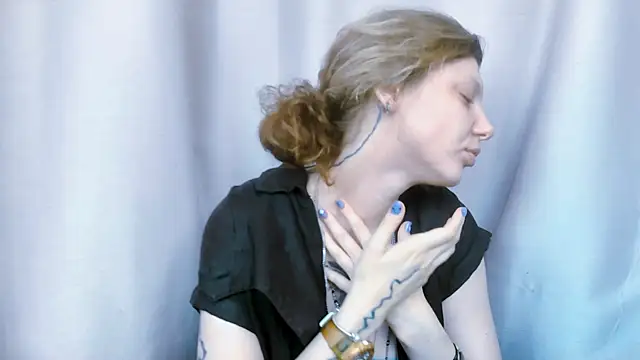 Snapshot of VivienDarkbloom chatting on 6, 6, 2026 VivienDarkbloom online show from 6, 6, 2026