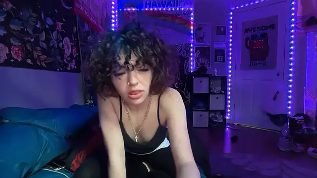 petitewhitebaee online show from 13, 6, 2026