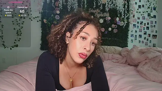 LyraCovee online show from 17, 6, 2026