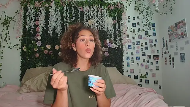 LyraCovee online show from 24, 7, 2026