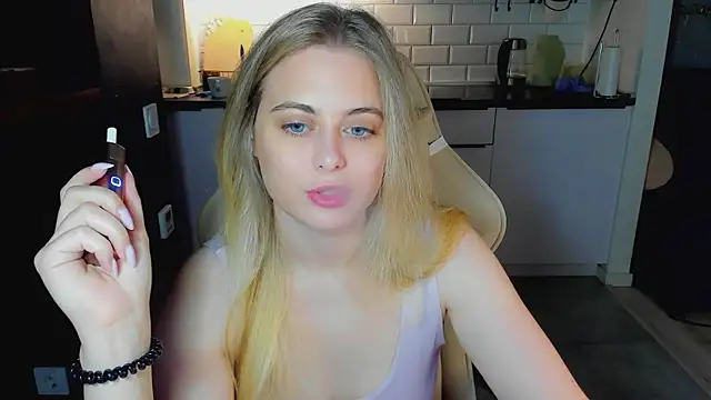Snapshot of blonde_kellyy chatting on 14, 7, 2026 blonde kellyy online show from 14, 7, 2026