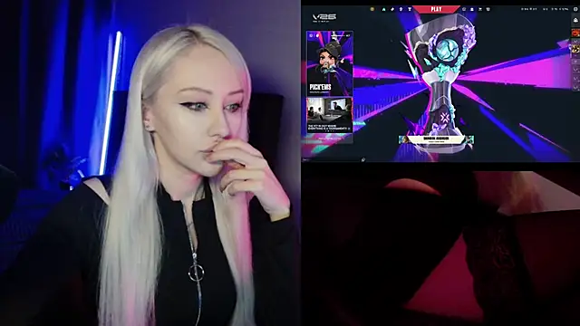 Snapshot of roxxyrowe chatting on 22, 6, 2026 roxxyrowe online show from 22, 6, 2026