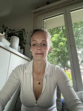 LillyWannaPlay online show from 11, 6, 2026