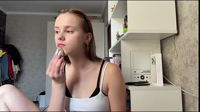 Snapshot of Mollybeans chatting on 8, 8, 2026 Mollybeans online show from 8, 8, 2026