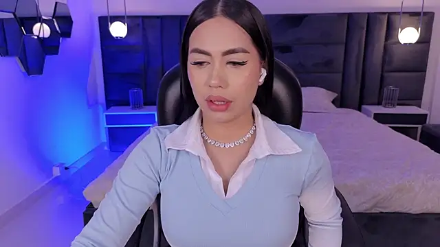 Snapshot of SabrinaMontclair chatting on 5, 7, 2026 SabrinaMontclair online show from 5, 7, 2026