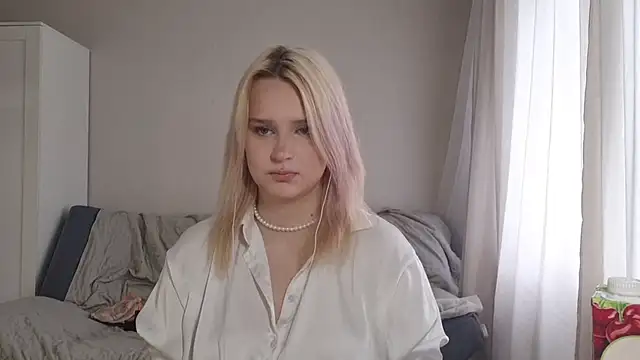 Snapshot of BloomMoon chatting on 2, 7, 2026 BloomMoon online show from 2, 7, 2026
