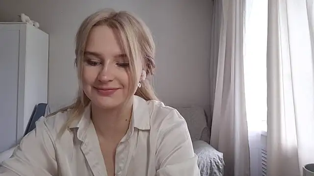 Snapshot of BloomMoon chatting on 8, 7, 2026 BloomMoon online show from 8, 7, 2026