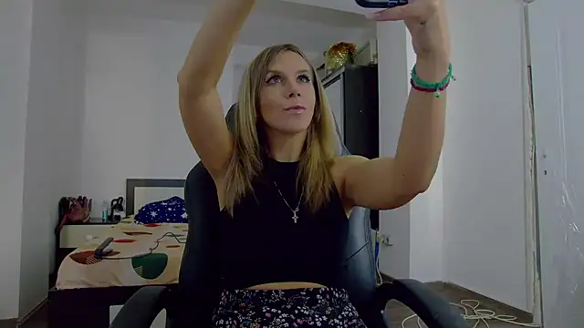 Snapshot of DedeSibel chatting on 30, 10, 2025 DedeSibel online show from 30, 10, 2025