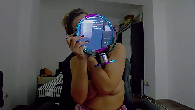 Snapshot of DedeSibel chatting on 24, 11, 2025 DedeSibel online show from 24, 11, 2025