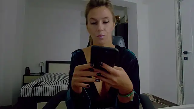 Snapshot of DedeSibel chatting on 29, 11, 2025 DedeSibel online show from 29, 11, 2025