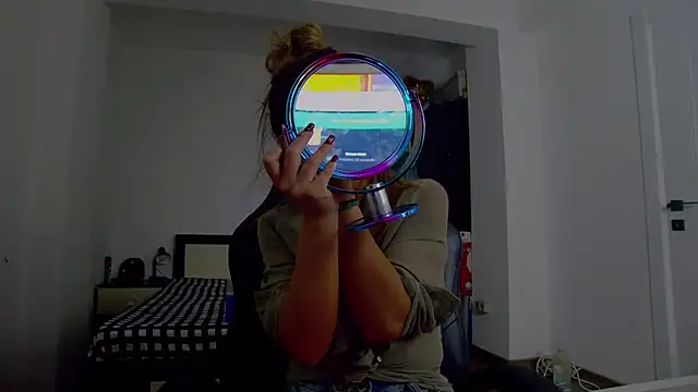 Snapshot of DedeSibel chatting on 14, 12, 2025 DedeSibel online show from 14, 12, 2025