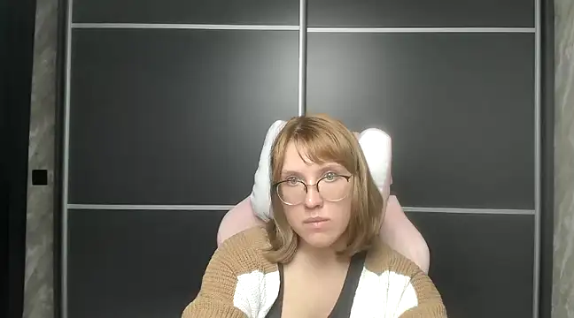 Snapshot of Reginasmilee chatting on 8, 2, 2025 Reginasmilee online show from 8, 2, 2025
