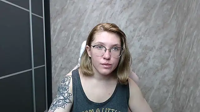 Snapshot of Reginasmilee chatting on 14, 2, 2025 Reginasmilee online show from 14, 2, 2025