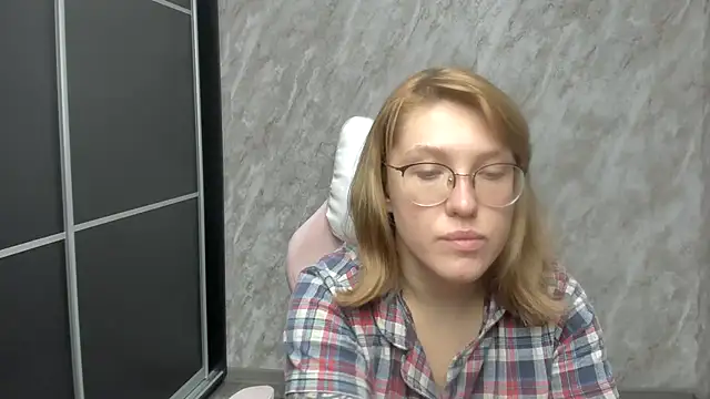 Snapshot of Reginasmilee chatting on 2, 3, 2025 Reginasmilee online show from 2, 3, 2025