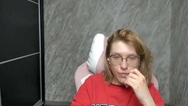 Snapshot of Reginasmilee chatting on 5, 3, 2025 Reginasmilee online show from 5, 3, 2025