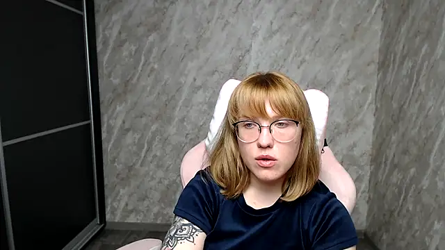 Snapshot of Reginasmilee chatting on 5, 3, 2025 Reginasmilee online show from 5, 3, 2025