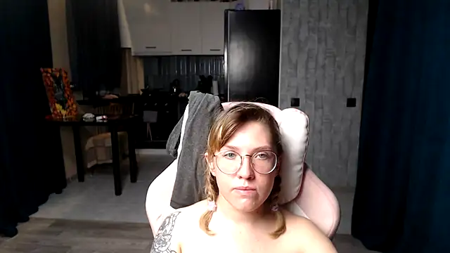 Snapshot of Reginasmilee chatting on 10, 9, 2025 Reginasmilee online show from 10, 9, 2025