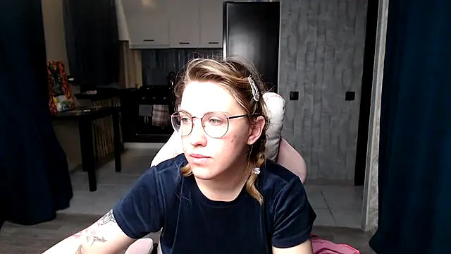 Snapshot of Reginasmilee chatting on 14, 9, 2025 Reginasmilee online show from 14, 9, 2025