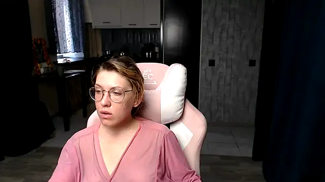 Snapshot of Reginasmilee chatting on 15, 9, 2025 Reginasmilee online show from 15, 9, 2025