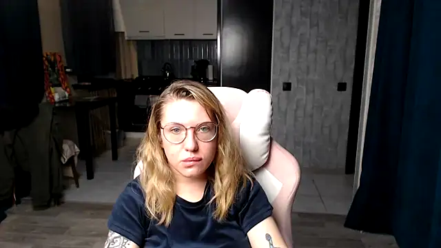 Snapshot of Reginasmilee chatting on 16, 9, 2025 Reginasmilee online show from 16, 9, 2025