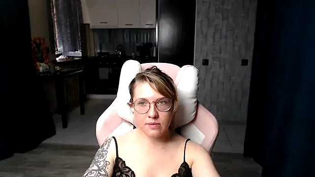 Snapshot of Reginasmilee chatting on 17, 9, 2025 Reginasmilee online show from 17, 9, 2025