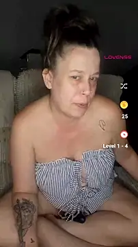 Snapshot of London-MollyXX chatting on 4, 7, 2026 London-MollyXX online show from 4, 7, 2026