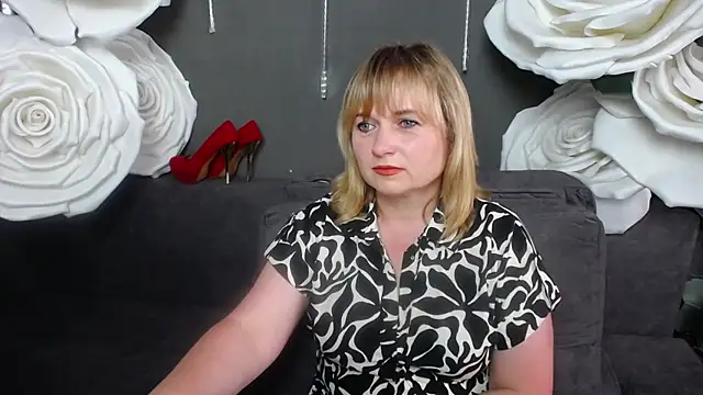 KiraSmiling online show from 14, 7, 2026