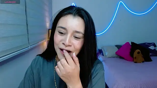 Snapshot of IsoldeReyes chatting on 5, 8, 2026 IsoldeReyes online show from 5, 8, 2026