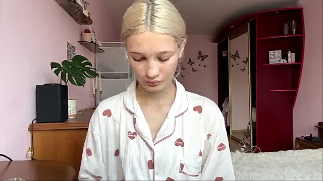 Snapshot of RoxyKindlimann chatting on 27, 7, 2026 RoxyKindlimann online show from 27, 7, 2026