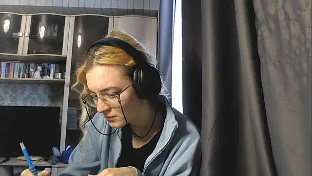 Snapshot of Adelinetre chatting on 30, 7, 2026 Adelinetre online show from 30, 7, 2026