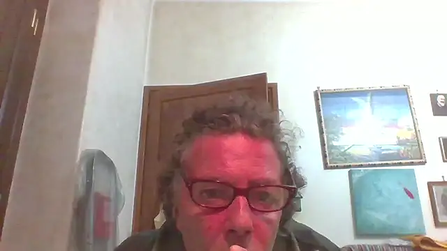 Snapshot of gianlux128bis chatting on 5, 11, 2025 gianlux128bis online show from 5, 11, 2025