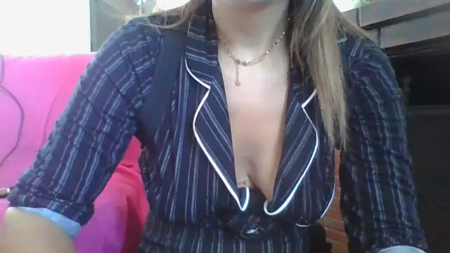 Snapshot of fammefatale1987 chatting on 28, 4, 2026 fammefatale1987 online show from 28, 4, 2026