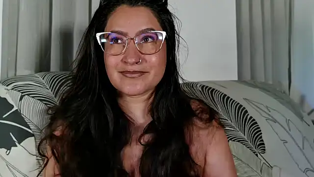 Snapshot of DeesseLuxure chatting on 5, 4, 2026 DeesseLuxure online show from 5, 4, 2026