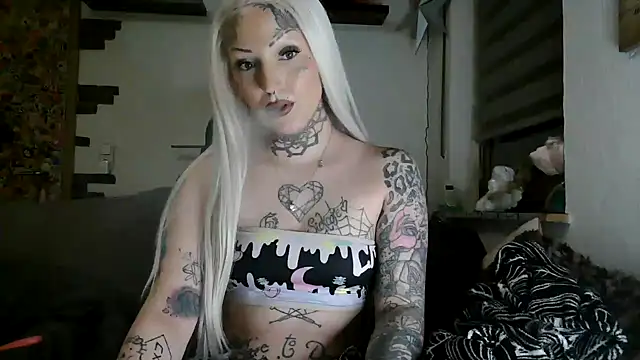 Snapshot of RoxxyInk chatting on 5, 4, 2026 RoxxyInk online show from 5, 4, 2026