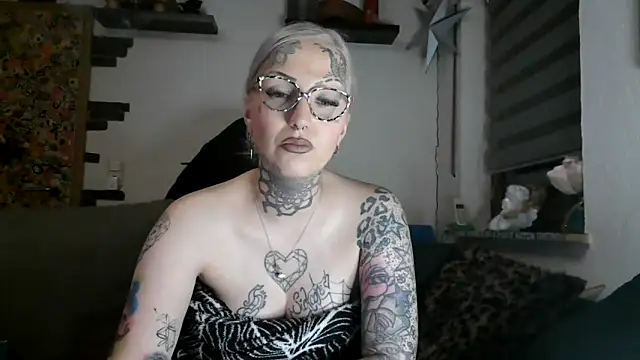 Snapshot of RoxxyInk chatting on 12, 4, 2026 RoxxyInk online show from 12, 4, 2026