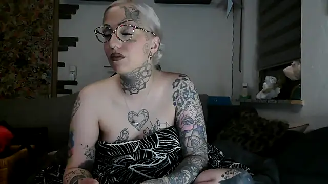 Snapshot of RoxxyInk chatting on 13, 4, 2026 RoxxyInk online show from 13, 4, 2026