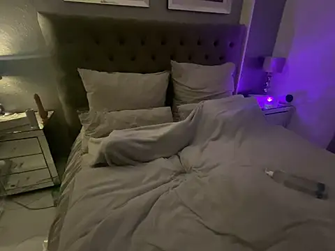 Snapshot of _MelinaCurves_ chatting on 8, 3, 2026 MelinaCurves online show from 8, 3, 2026