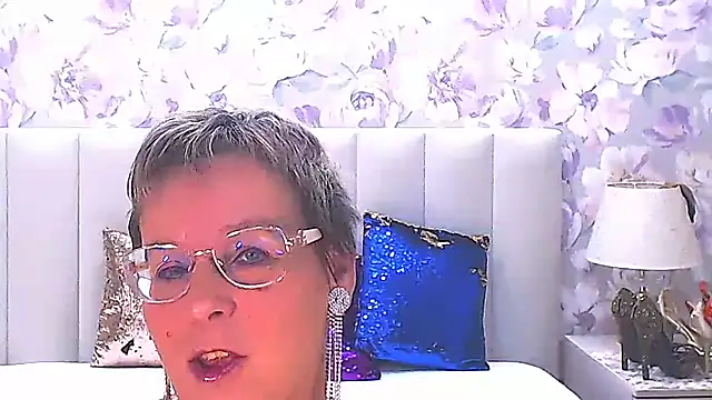 MilfyMommyXX online show from 8, 11, 2025