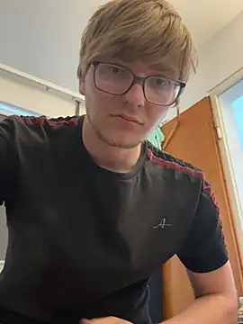 Snapshot of Sven132 chatting on 27, 4, 2026 Sven132 online show from 27, 4, 2026