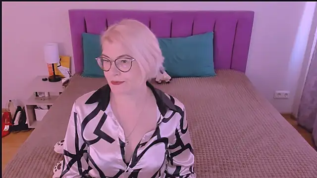 sabrinamacmarren online show from 28, 9, 2025