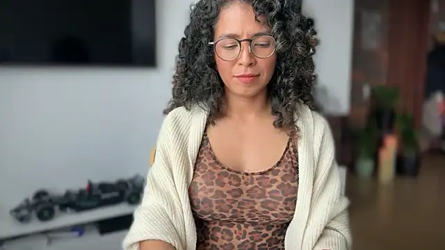 Snapshot of illaroom chatting on 10, 10, 2025 illaroom online show from 10, 10, 2025