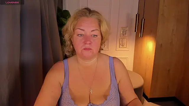 Snapshot of JenniferLight chatting on 28, 9, 2025 JenniferLight online show from 28, 9, 2025