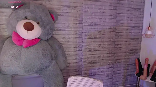 TinnaCobb online show from 6, 4, 2026