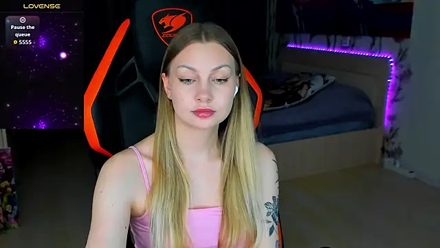 Snapshot of BiMolly chatting on 15, 4, 2026 BiMolly online show from 15, 4, 2026