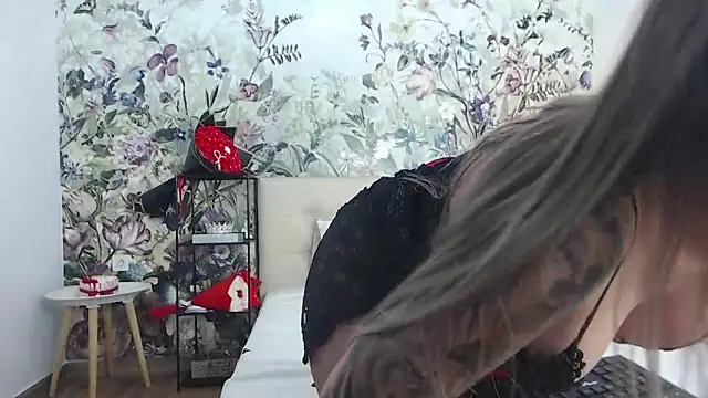 Snapshot of RoseDiamond06 chatting on 2, 4, 2026 RoseDiamond06 online show from 2, 4, 2026