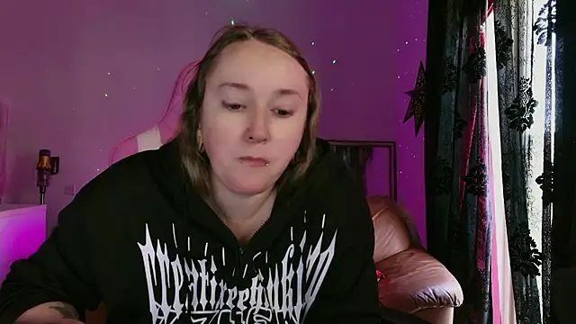 Snapshot of kisicaxx chatting on 4, 2, 2025 kisicaxx online show from 4, 2, 2025